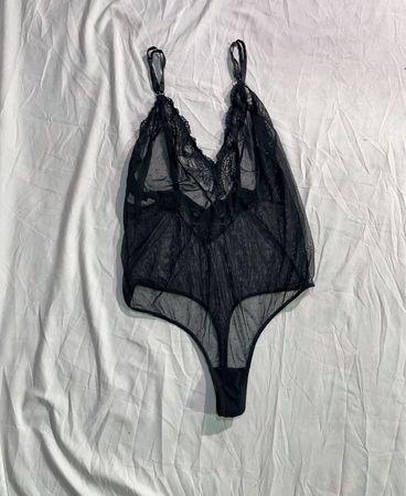 Auden Intimates Schwarzer Spitzen-Bodysuit