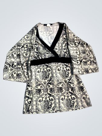 American City Wear Damen Schwarz-Weiße Blumenmuster V-Ausschnitt Oberteil