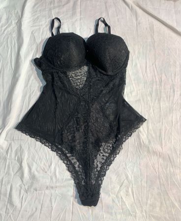H&M schwarzer Spitzen-Bodysuit