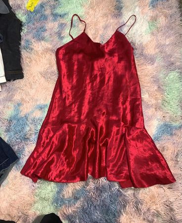 Rotes Satinslippingkleid