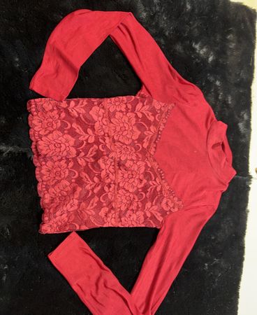 Rotes Spitzenoberteil