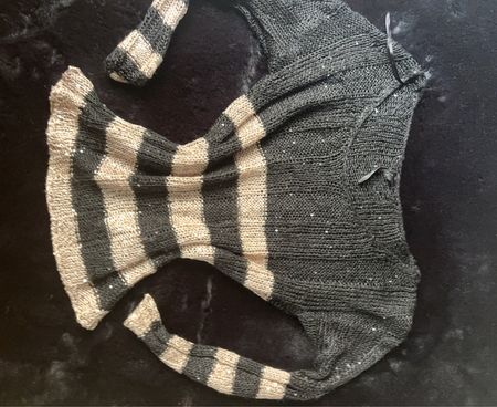 Schwarz-weiß gestreifte Strickgesichtsmaske
