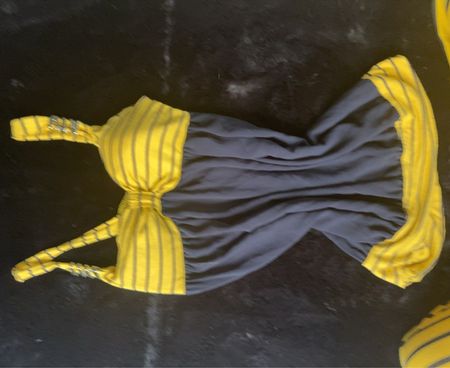 Grau und gelb gestreiftes Kleid