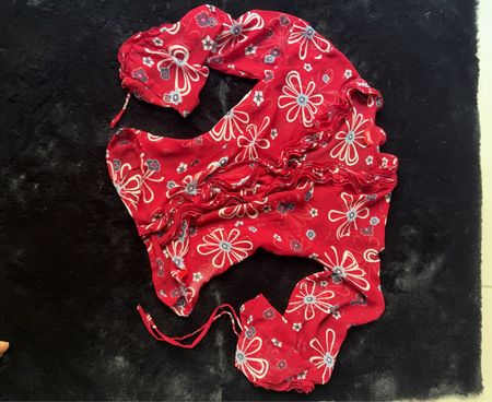 Rote Blumenmuster-Bluse