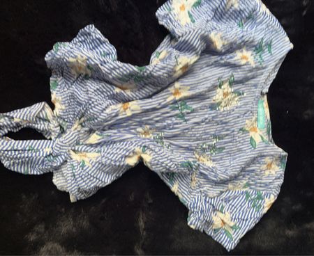 Blau-weiß gestreifter Top mit floralem Muster