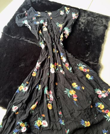 Schwarzes Blumenkleid