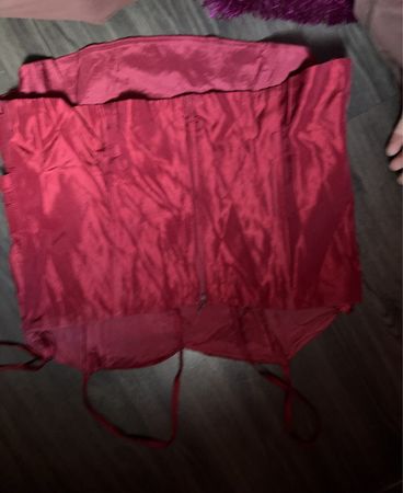 Rotes Satin-Korsett oder Bustier