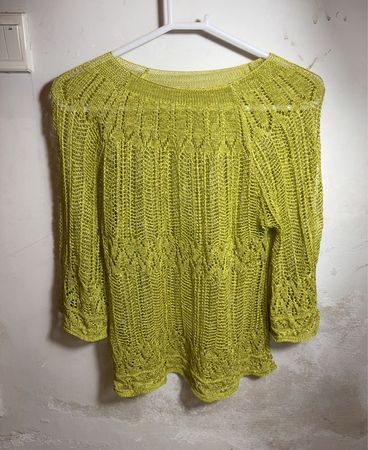 Gelber Strickpullover