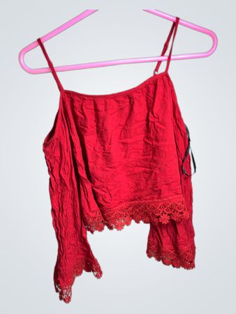 Rotes schulterfreies Crop-Top mit Spitzenrand