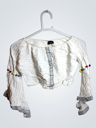 ASHION Weißes, kurz geschnittenes, besticktes Bell-Sleeve-Top mit Pom Poms