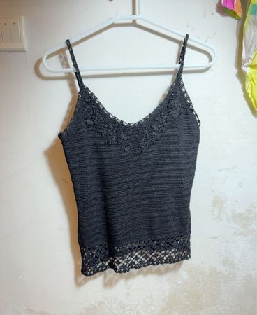 Schwarzes gehäkeltes Top mit Blumendetail