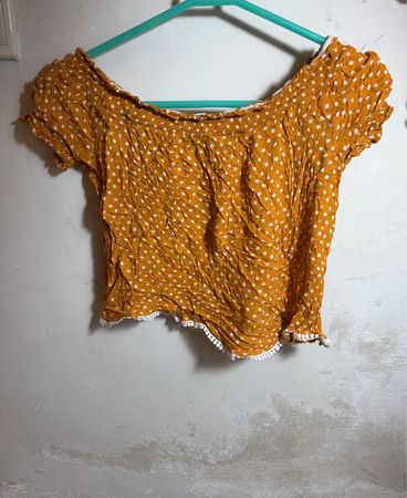 Gelbes Polka-Dot-Top mit schulterfreiem Schnitt und weißem Besatz