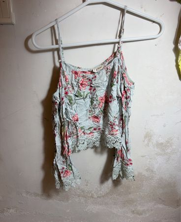 Hellblaues Blumenmuster Cold Shoulder Top mit Spitzenbesatz