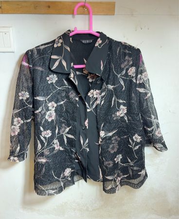 RUBIA Schwarze Bluse mit floralem Muster