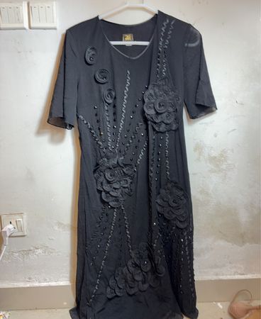 Schwarzes Kleid mit floralen Applikationen