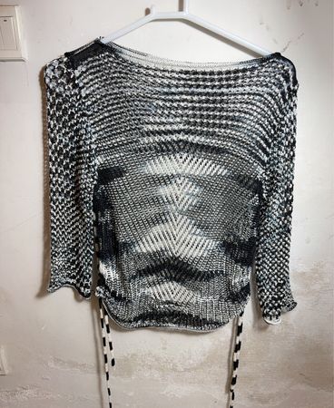Schwarzer und weißer Strickpullover mit Bindungsdetail
