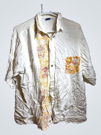 Weißes kurzärmliges Hemd mit orangefarbenem und rotem Blumenmuster