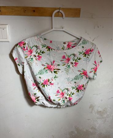 Weißes Cropped T-Shirt mit pinkem Blumenmuster