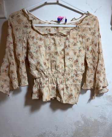 Bluse mit floralem Druck und gerafftem Ausschnitt
