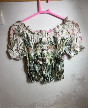 Weißes Smocked Off-Shoulder-Top mit tropischem Druck