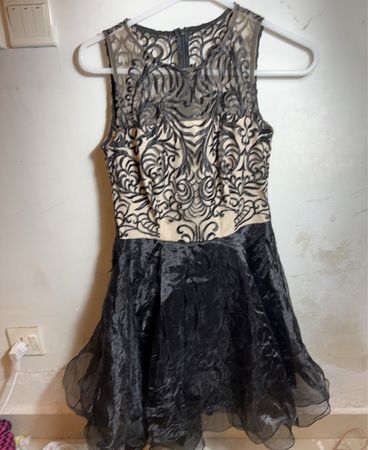 Schwarzes Spitzen- und Organza-Kleid