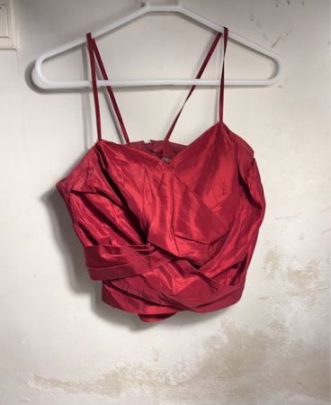 Rotes gerafftes Camisole-Top