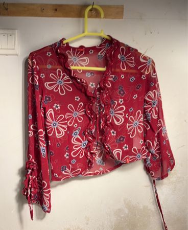 Rote Bluse aus durchsichtiger Floralprint mit gerafftem Ausschnitt und Glockenärmeln