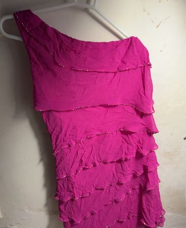 Rosa Ein-Schulter-Rüschenkleid