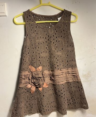 Braunes ärmelloses Kleid mit floralem Schmuck