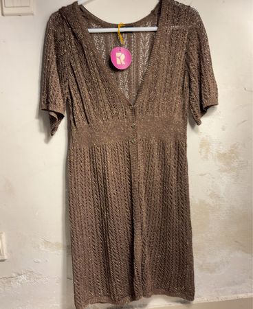 Braun gestricktes Kleid mit goldenen Fäden