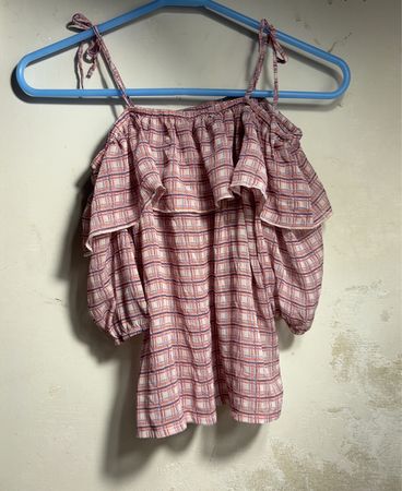 Rosa und Weiß Kariertes Rüschentop mit schulterfreiem Schnitt