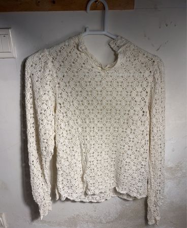Cremiges Häkel-Longsleeve