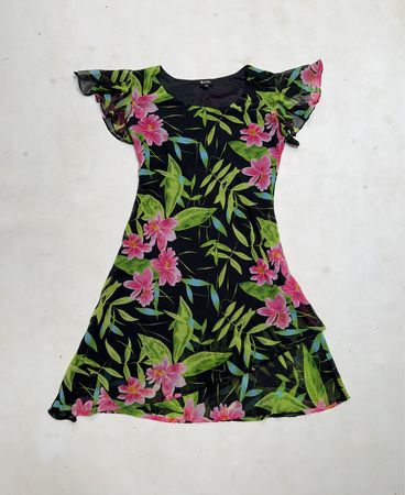 Robe noire à imprimé floral mystérieux