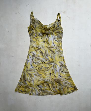 Gelbes abstraktes Print-Slipkleid
