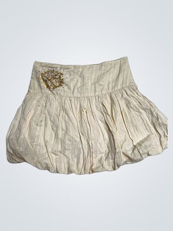 Creamfarbener Bubbelskirt mit goldenen floralem Detail