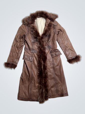 Cappotto di pelle marrone con bordo di pelliccia