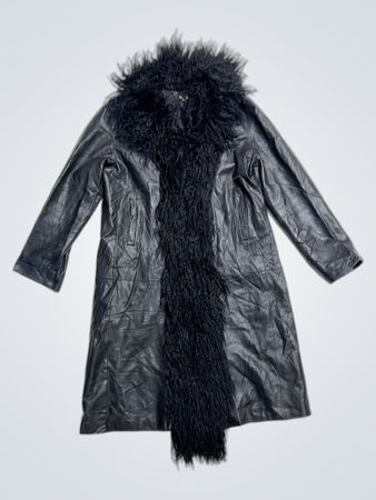 Cappotto in ecopelle nera con rifiniture in pelliccia