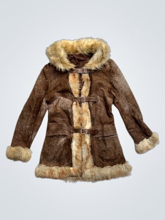 Manteau en fausse fourrure brune avec finitions