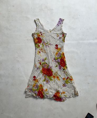 Weißes ärmelloses Kleid mit floralem Muster