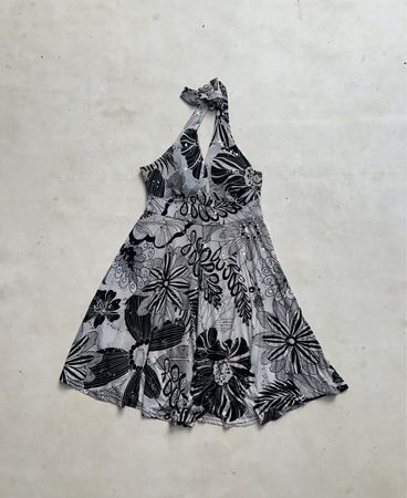 Schwarz-weißes Blumenkleid mit Neckholder