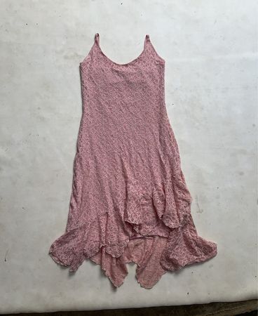 Robe en dentelle rose avec ourlet à volants