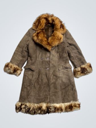 Brauner Schaffellmantel mit Pelzbesatz