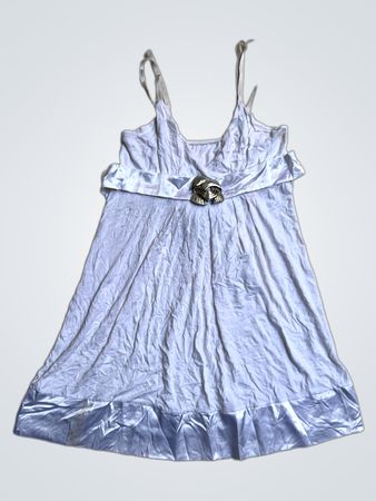 Weißes Slipkleid mit Rüschendetail und dekorativer Schnalle