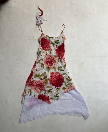 Blumenmuster asymmetrisches Kleid
