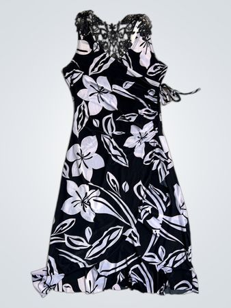 Schwarzes und weißes Blumenmusterkleid mit Häkelverzierung