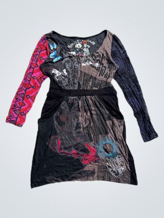 Langärmliges Grafik-Kleid mit dem Text 'Never stop to dream'