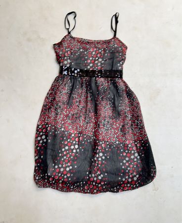 Schwarz und rot gepunktetes Kleid mit Pailletten-Gürtel