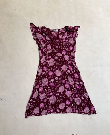 Burgunderfarbene Blumenmusterkleid