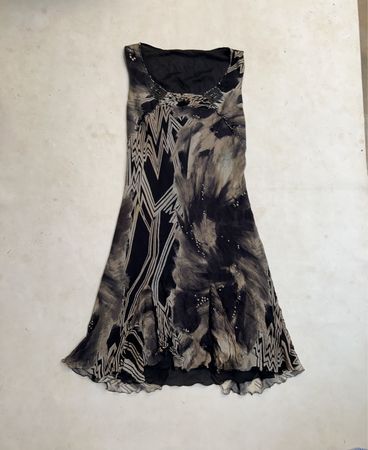 Ärmelloses abstraktes Druck-Midi-Kleid