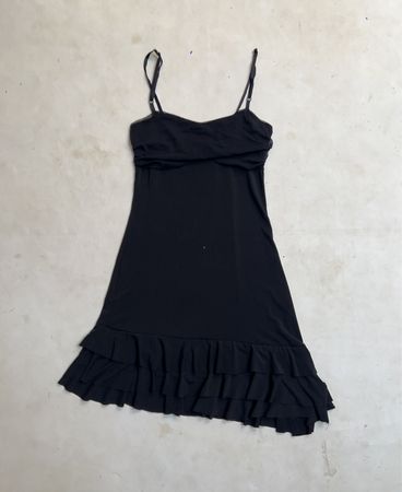 Schwarzes Rüschenspaghettiträgerkleid